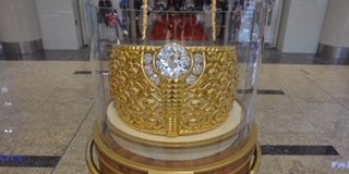 World’s largest gold ring goes on display at the Sahara Centre