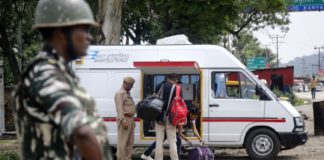 Hundreds of Indian students, tourists leave Kashmir