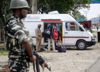 Hundreds of Indian students, tourists leave Kashmir
