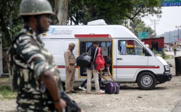 Hundreds of Indian students, tourists leave Kashmir