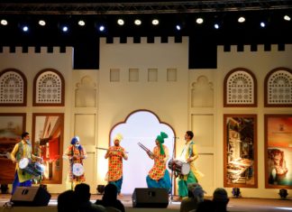 Bhangra dancers make the crowd go ‘balle balle’ Bhangra dancers make the crowd go ‘balle balle’