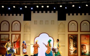 Bhangra dancers make the crowd go ‘balle balle’ Bhangra dancers make the crowd go ‘balle balle’