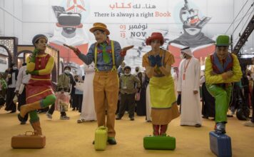 Live comic mime encourages visitors to read at SIBF 2021